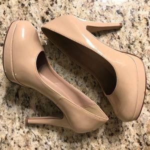 Nude pumps